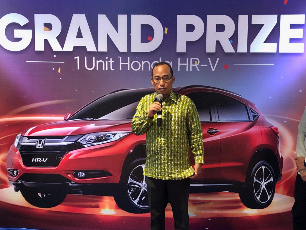 Erajaya Serahkan Hadiah Utama Mobil HRV kepada Pemenang EraVersary di Makassar 2 3