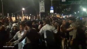 Massa AMT Hadang Mobil Presiden Jokowi , Lima Orang Pingsan