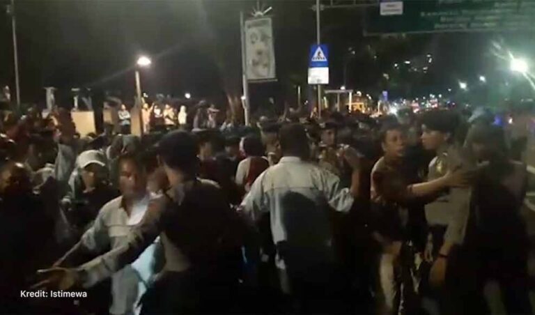 Massa AMT Hadang Mobil Presiden Jokowi , Lima Orang Pingsan 5 Massa AMT