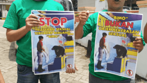 Pegang Alat Kelamin Beruang Madu, Sirkus Hewan Keliling Diprotes Pecinta Hewan