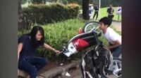 VIDEO: Ditilang Polisi, Pemuda Ini Nekad Merusak Motornya