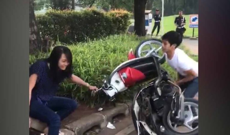 VIDEO: Ditilang Polisi, Pemuda Ini Nekad Merusak Motornya 7 tilang polisi