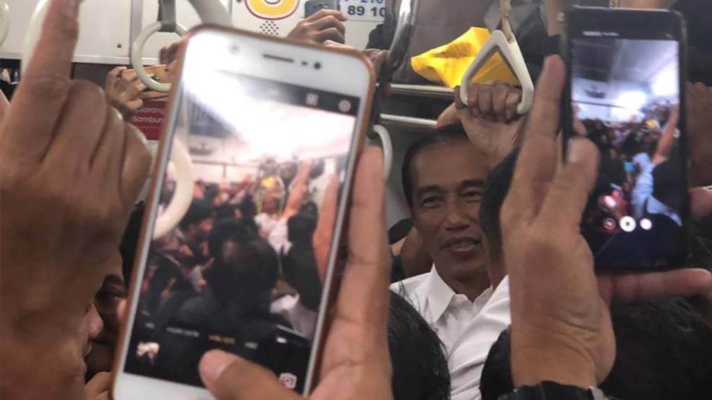 Jokowi Naik Kereta