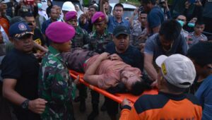 Tim SAR Bagikan Air dan Makanan kepada Para Penambang Emas yang Terperangkap di Sulut