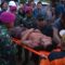 Petugas penyelamat mengevakuasi seorang korban selamat dari tambang yang ambruk di Bolaang Mongondow Sulawesi Utara