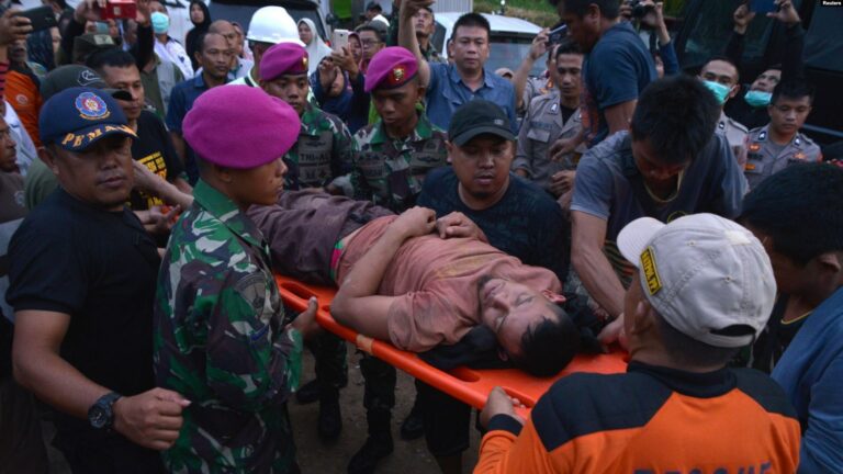 Tim SAR Bagikan Air dan Makanan kepada Para Penambang Emas yang Terperangkap di Sulut 3 Petugas penyelamat mengevakuasi seorang korban selamat dari tambang yang ambruk di Bolaang Mongondow Sulawesi Utara
