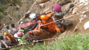 Evakuasi Korban Tambang Emas Ambruk, 7 Meninggal, 19 Selamat
