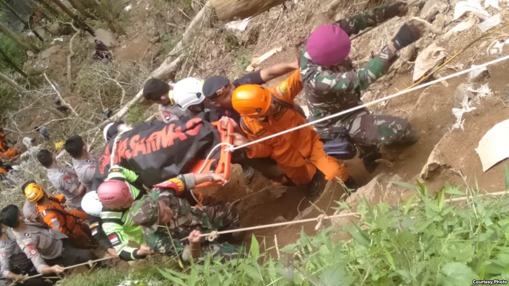 Tambang Emas Ambruk