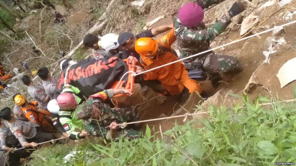 Upaya evakuasi di lereng yang sangat terjal untuk mengevakuasi seluruh pekerja tambang emas liar yang ambruk di Sulawesi Utara