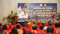 Buka Bimtek, Danny Harap RT/RW Jaga Warganya dan Menjadi Panutan yang Baik