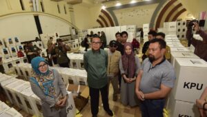 H-1 Pemilu, Gubernur Sulsel Tinjau Kesiapan Logistik hingga ke TPS