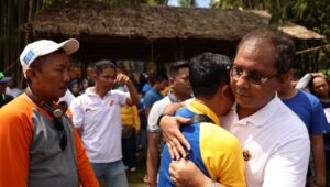 Tangis Danny di Family Gathering Pemkot Makassar