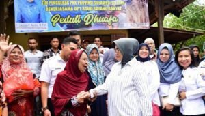 Lies F Nurdin Berbagi Sembako kepada Masyarakat Kelurahan Bulurokeng