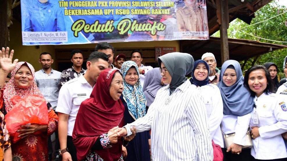 Lies F Nurdin Berbagi Sembako kepada Masyarakat Kelurahan Bulurokeng