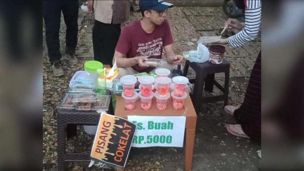 Mahasiswa Tehnik Sipil Unhas ini Keliling Jual Takjil Ramadhan