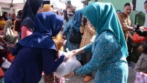 Pj Ketua TP PKK Makassar Serahkan Bantuan Sembako Gratis