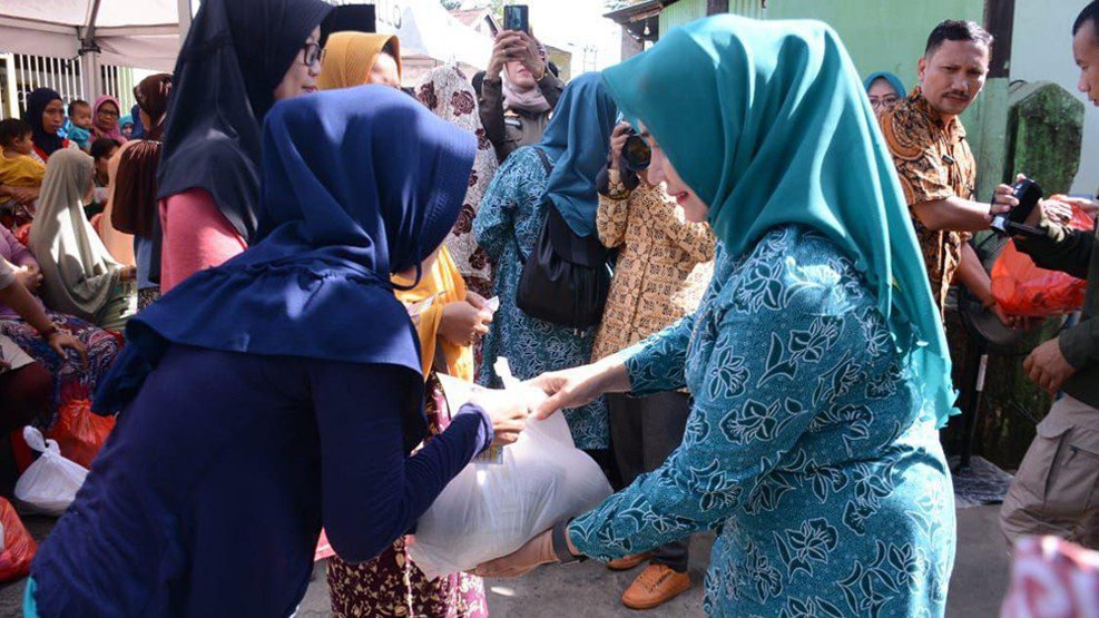 Pj Ketua TP PKK Makassar Serahkan Bantuan Sembako Gratis