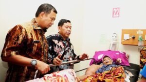 Pj Wali Kota Iqbal, Besuk Dg Intang Pasien Tumor Lengan