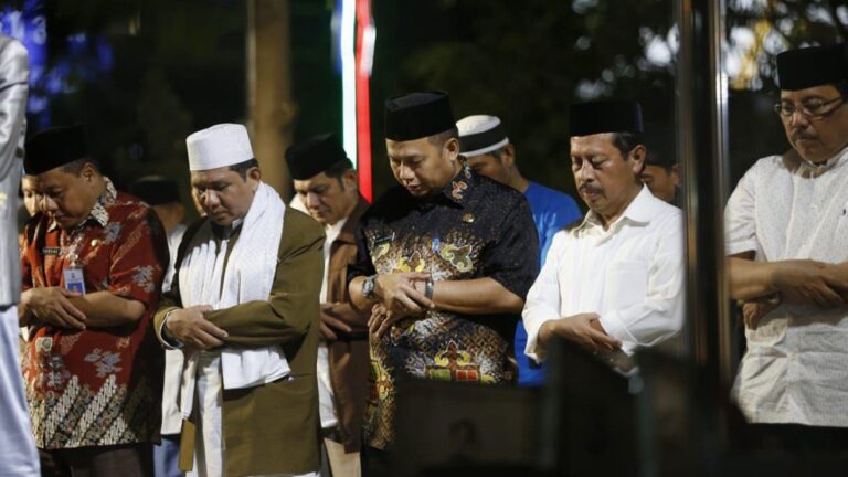 Sholat Tarwih Bersama Masyarakat, Ini Pesan PJ Walikota 1 Sholat Tarwih Bersama Masyarakat, Ini Pesan PJ Walikota