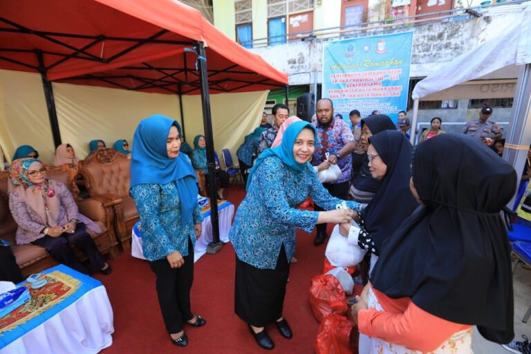 PJ Ketua TP PKK Kota Makassar Bagikan 3.375 Paket Sembako Gratis 4 TP PKK Kota Makassar 1