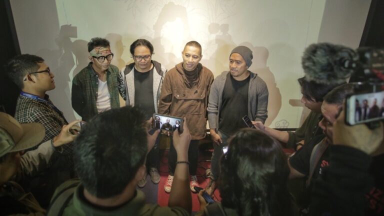 The Rain Hadirkan Kisah Unik Dibalik Sepasang Sepatu di Videoklip "Upaya Maksimal" 6 The Rain Hadirkan Kisah Unik Dibalik Sepasang Sepatu di Videoklip "Upaya Maksimal"