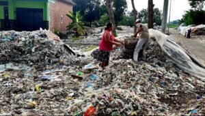 Aktivis Lingkungan Desak Joko Widodo Hentikan Impor Sampah