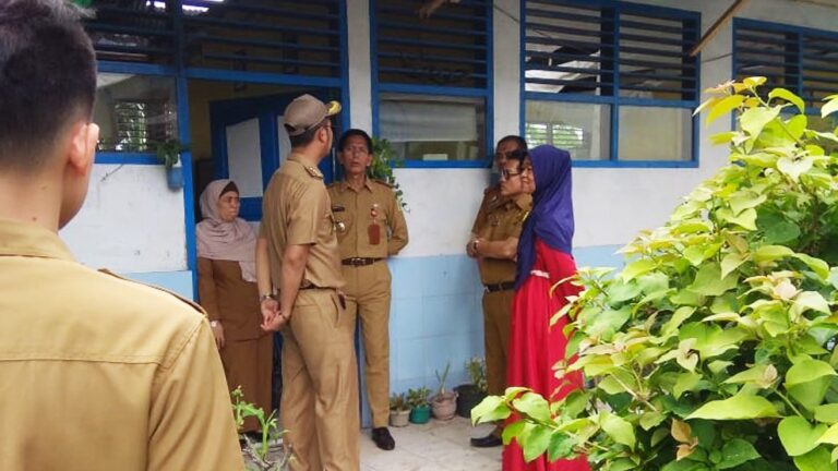 Bupati Sinjai Tinjau SDN 31 Panaikang yang Rusak Diterjang Angin Puting Beliung 8 Bupati Sinjai Tinjau SDN 31 Panaikang yang Rusak Diterjang Angin Puting Beliung 03