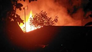 Diduga Korsleting Listrik, 2 Rumah di Pattunuang Terbakar