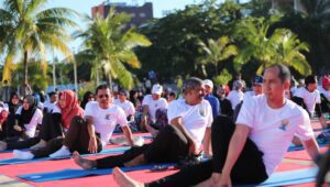 Warga Makassar Ramaikan Festival Yoga Internasional