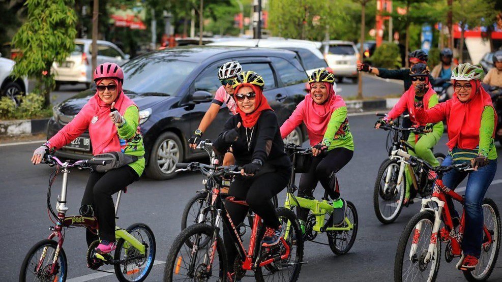 Ketua TP PKK Makassar Puasa Sambil Keliling Bersepeda