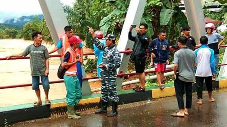 Lantamal VI Kerahkan Jajarannya Posal Konawe Lanal Kendari Bantu Korban Banjir di Konawe Utara 8 Lantamal VI Kerahkan Jajarannya Posal Konawe Lanal Kendari Bantu Korban Banjir di Konawe Utara
