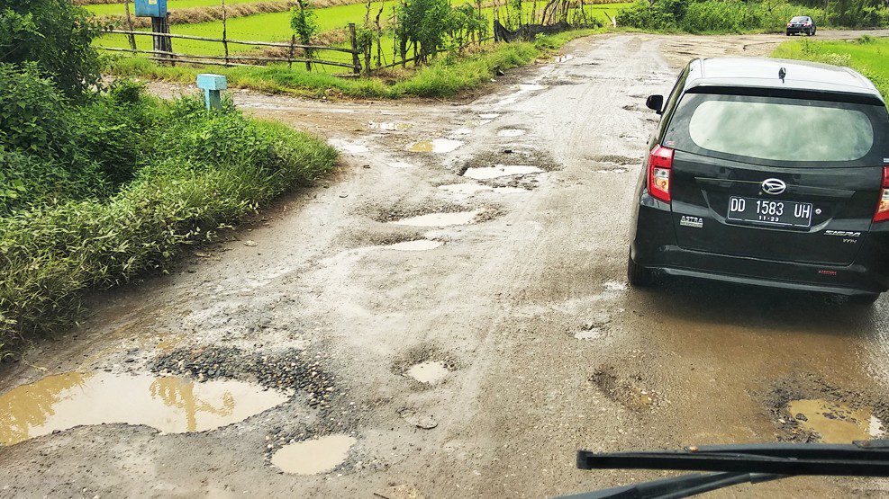 Jalan Poros Tanah Batue-Sinjai Rusak Parah