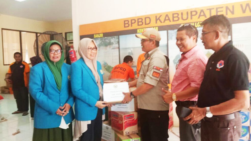 Rektor UIM Salurkan Bantuan untuk Korban Banjir di Wajo