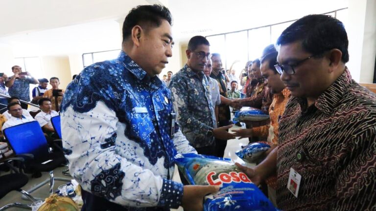 Pemprov Serahkan Bantuan bagi Korban Banjir, Termasuk 50 ribu Pohon untuk Penghijauan. 3 Pemprov Serahkan Bantuan bagi Korban Banjir, Termasuk 50 ribu Pohon untuk Penghijauan
