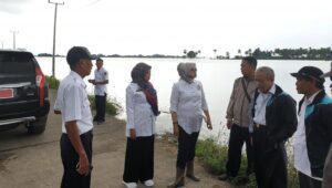 Pemprov Sulsel & Kementan, Salurkan Bantuan Sembako dan Bibit untuk Korban Banjir Sulsel
