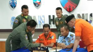 Pesawat TNI AU Lanud Hasanuddin Diterjunkan dalam Pencarian Korban KM Lintas Timur