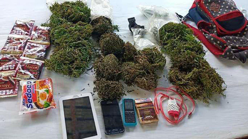 Prajurit Satgas Yonif 126/KC Tangkap Pembawa Ganja di Perbatasan