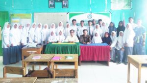 Prof Kaharuddin & Ahdan Sinilele Narasumber Sosialisasi Dampak Medsos di Maros