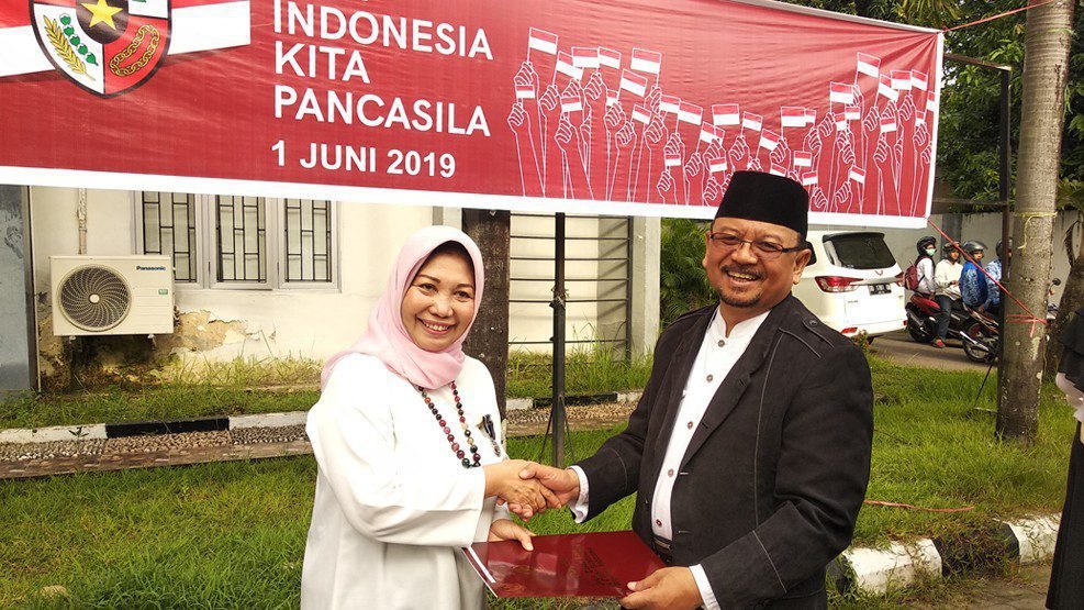 Rektor Unasman Terima Piagam Satyalancana Karya Satya 20 Tahun