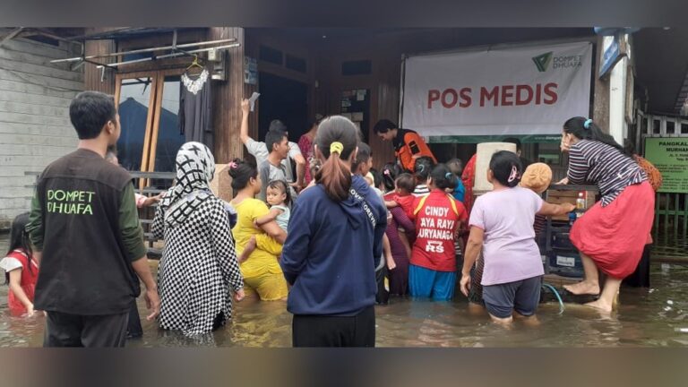 Relawan Dompet Dhuafa Susur Lokasi Terparah Hingga Siapkan Layanan Medis Bagi Korban Banjir 7 Relawan Dompet Dhuafa Susur Lokasi Terparah Hingga Siapkan Layanan Medis Bagi Korban Banjir