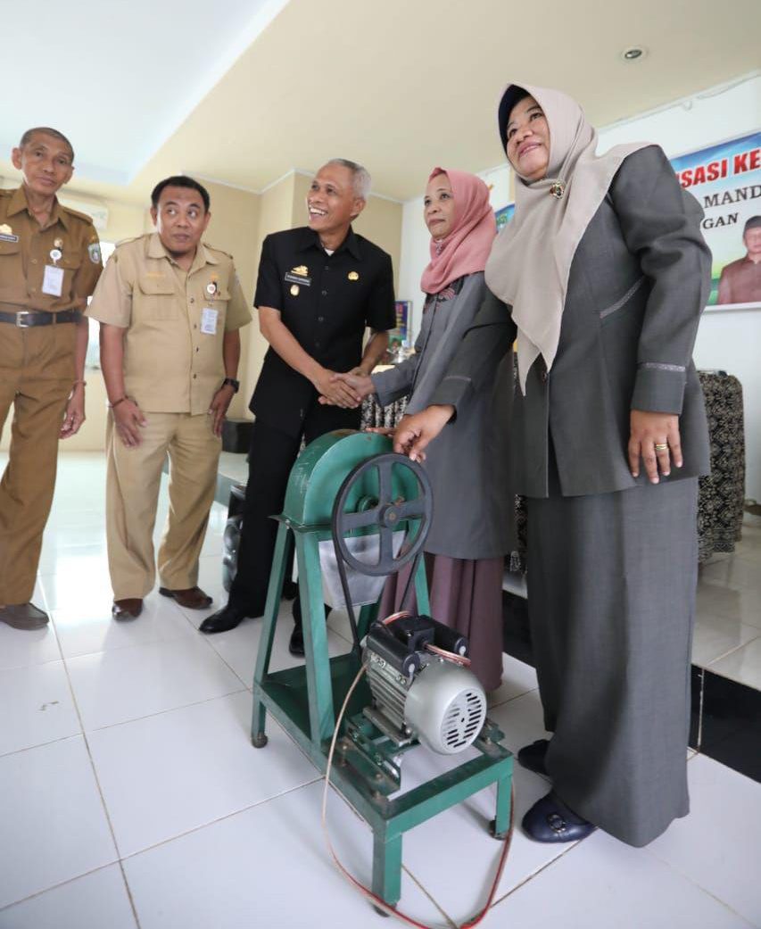 DKP Pangkep Bantu Peralatan Untuk Mandiri Pangan