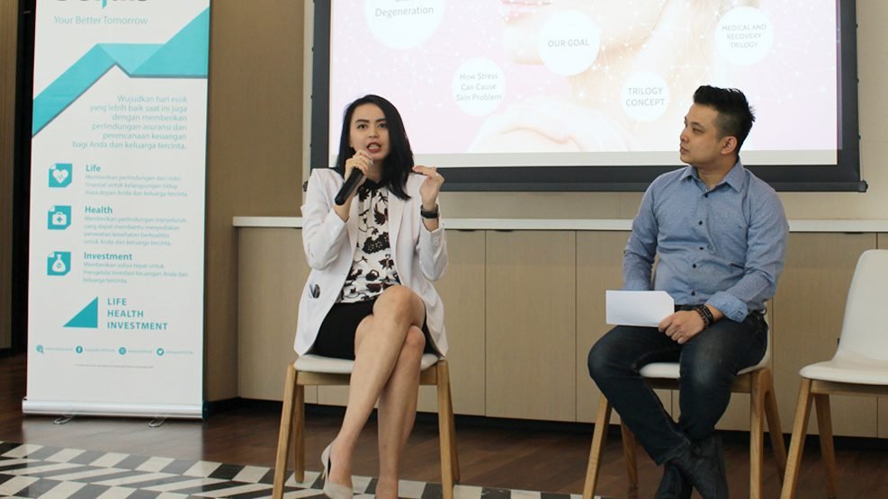 Seminar Glow Your Skin, Glow Your Financial di Sequis Tower, Jakarta.