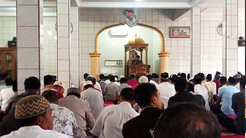 Iqbal Suhaeb Shalat Jumat Berjamaah di Masjid Iman Pannara