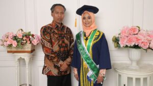 Jadi Tulang Punggung Keluarga, Bukan Halangan Rizky untuk Wisuda Predikat Cumlaude