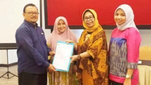 LLDIKTI Sulawesi Serahkan SK Perubahan Nama Yayasan Kurnia Persada Palopo