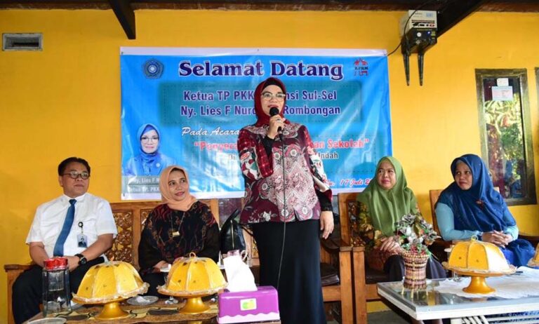 Didampingi Ketua TP PKK Makassar, Lies F Nurdin Bantu Ratusan Anak Sekolah 6 Lies F Nurdin 1