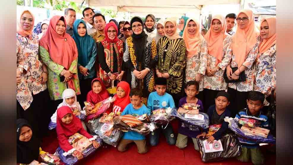 Lies F Nurdin Bagikan 400 Perlengkapan Sekolah untuk Dua Kecamatan