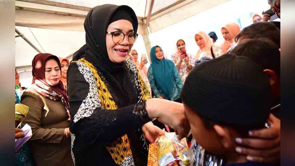 Lies F Nurdin Bagikan 400 Perlengkapan Sekolah untuk Dua Kecamatan