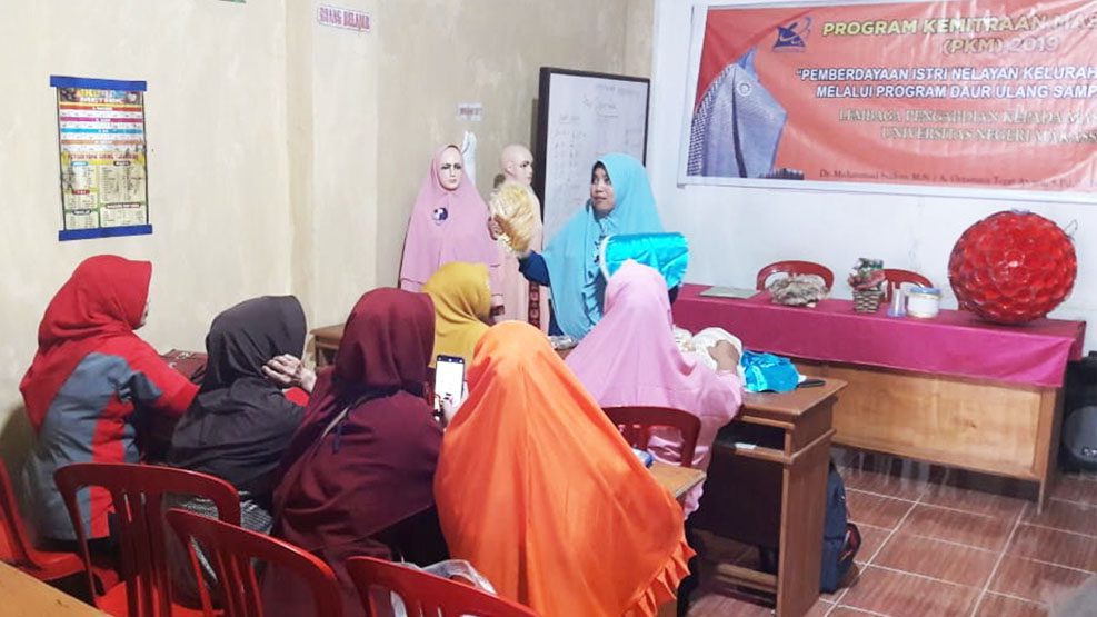 Pendidikan Sosiologi UNM Latih Pemberdayaan Istri Nelayan di Samataring Sinjai