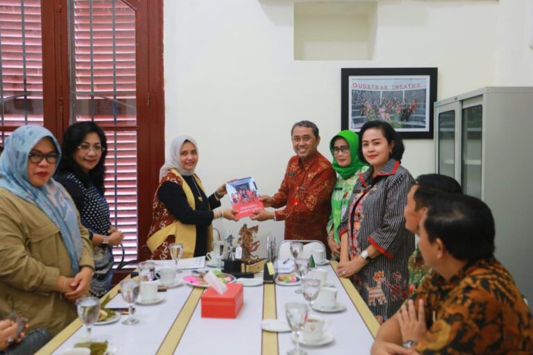 Pj Ketua Dekranasda Makassar Sambangi Kantor Dekranasda Kota Semarang